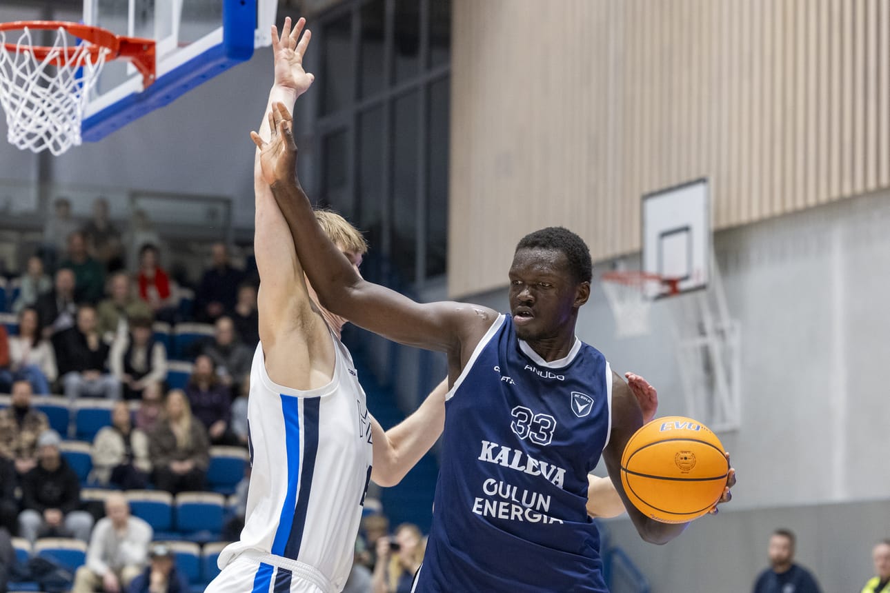 ACO Basketin Adong Makuoi (33) hallitsi molempien korien alustoja kentällä ollessaan.