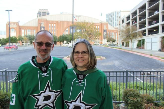 Dave ja Kathy Lord tulivat juuri NHL-ottelusta Dallas Starsin pelipaidat päällään. He kannattavat perinteisiä isänmaallisia ja uskonnollisia arvoja. KUVA: Joonas Kuikka