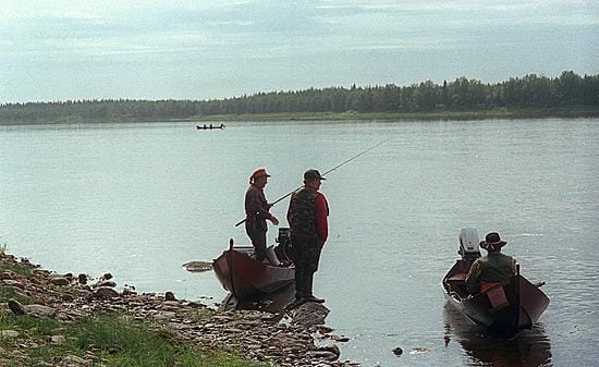 Kalastajia lähdössä Tornionjoelle lohenpyyntiin.