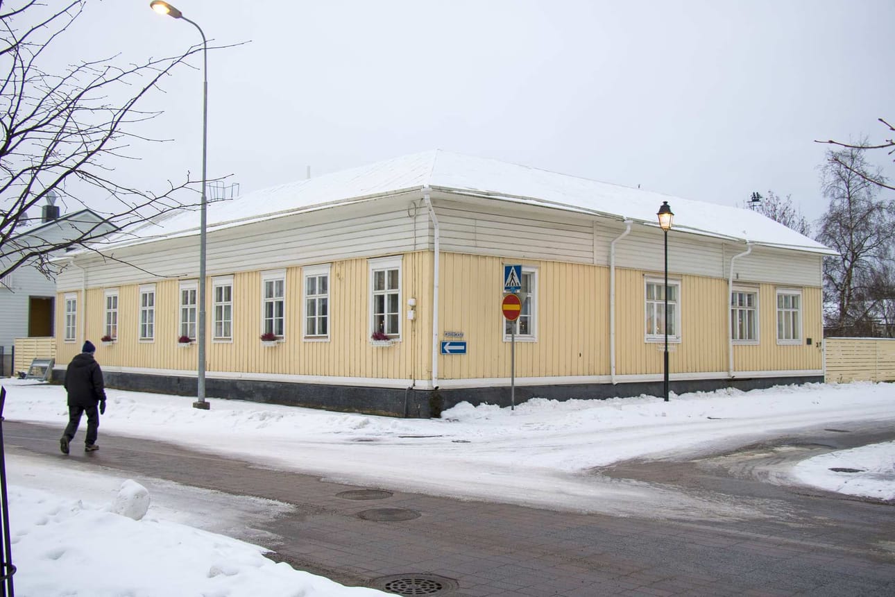 Ensimmäinen ikkuna löytyy osoitteesta Koulukatu 27. Tässä talossa toimi myös Raahelaisen lehtitalo vuosina 1982–1994. Nykyisin talo on yksityisasuntona.