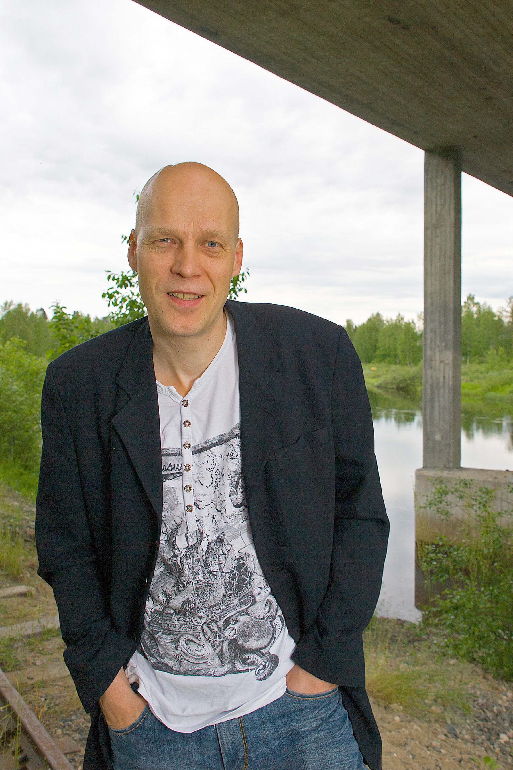 Janne Nevala näppäilee kitaralla omaa biisiään: Kiskot vie eiliseen. &ndash;&thinsp;Iijoki, rautatie ja valtatie olivat tärkeä kolmio poika-aikojen elämää. Varsinkin rautatie oli jännä. Pääsi junanvaihdolla Helsinkiin. Kerran illalla pidettiin nuotiotakin radan varrella.