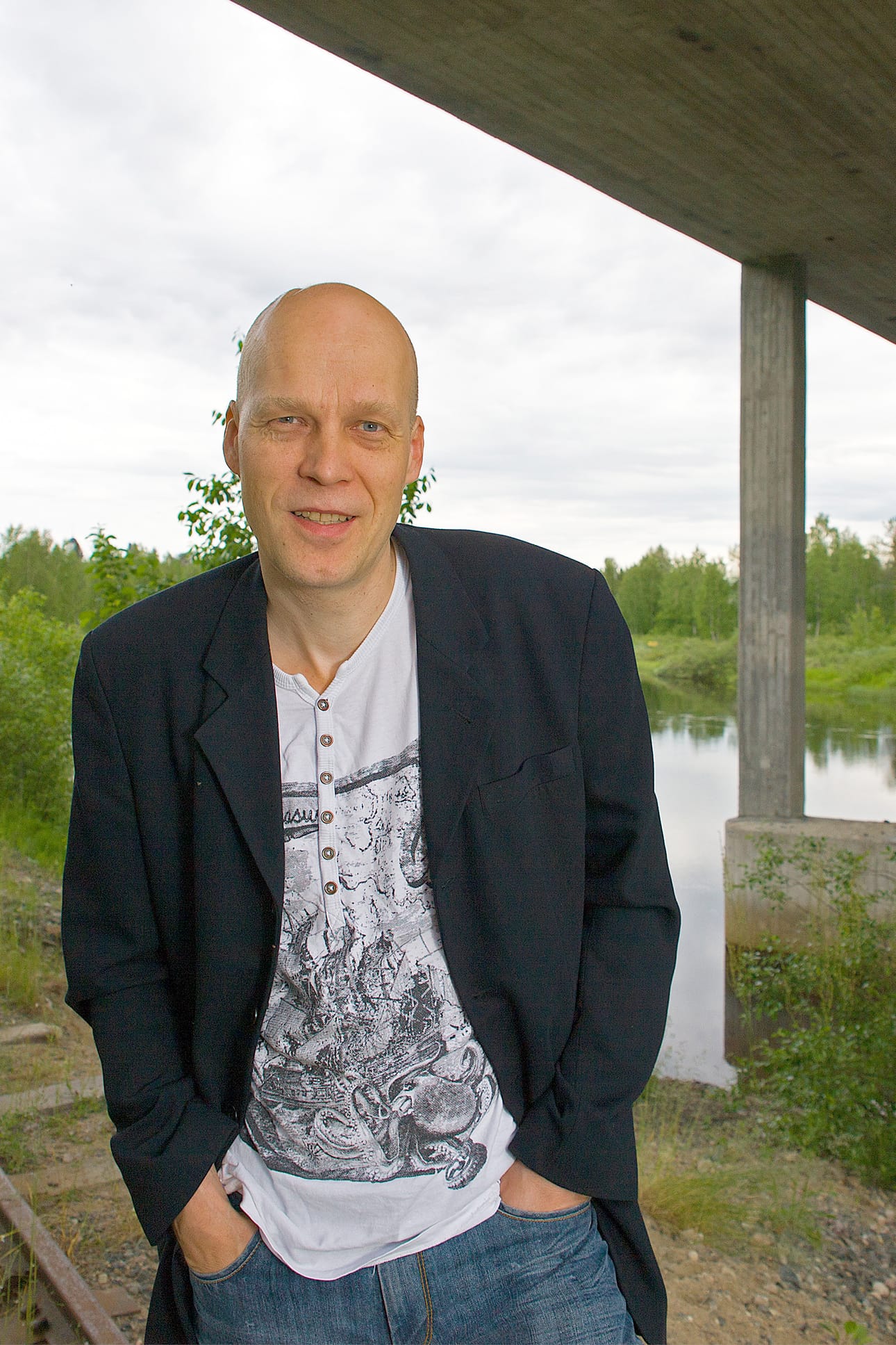 Janne Nevala näppäilee kitaralla omaa biisiään: Kiskot vie eiliseen. – Iijoki, rautatie ja valtatie olivat tärkeä kolmio poika-aikojen elämää. Varsinkin rautatie oli jännä. Pääsi junanvaihdolla Helsinkiin. Kerran illalla pidettiin nuotiotakin radan varrella.