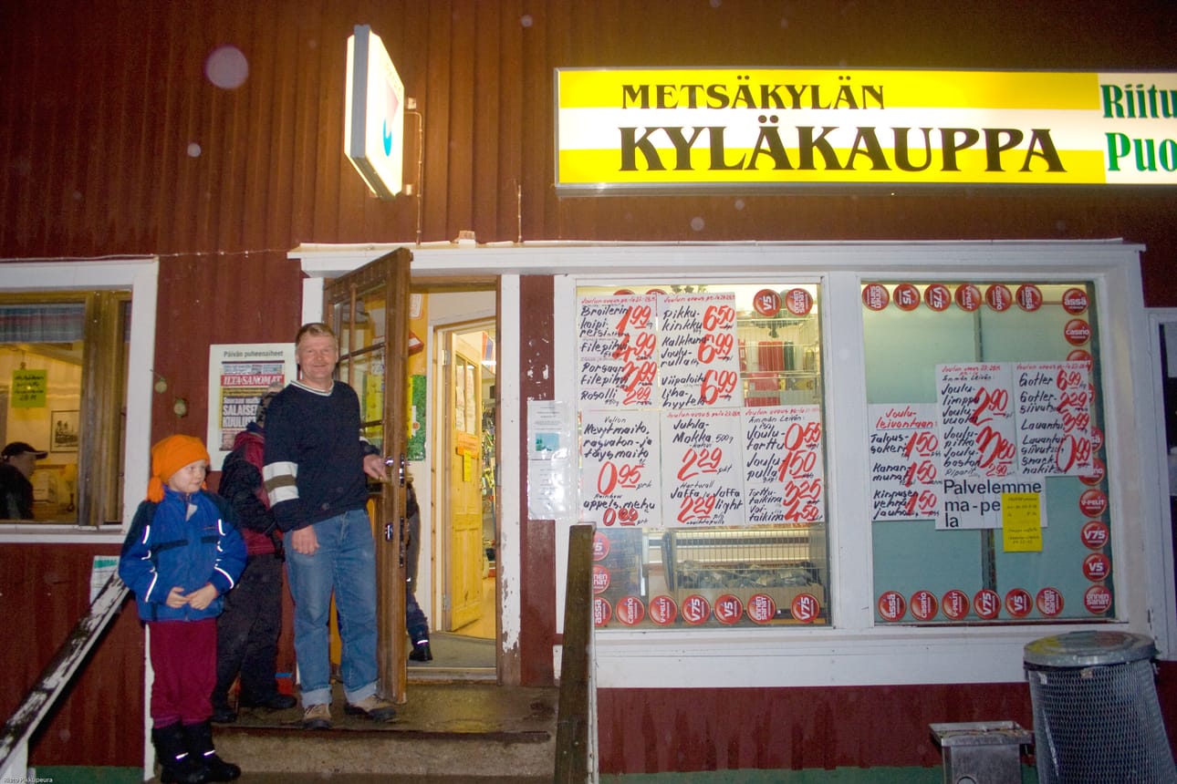 Metsäkylän kyläkauppias Sulo Kaijala iloitsee kaupassa pelatusta veikkausvoitosta. Arkistokuva.