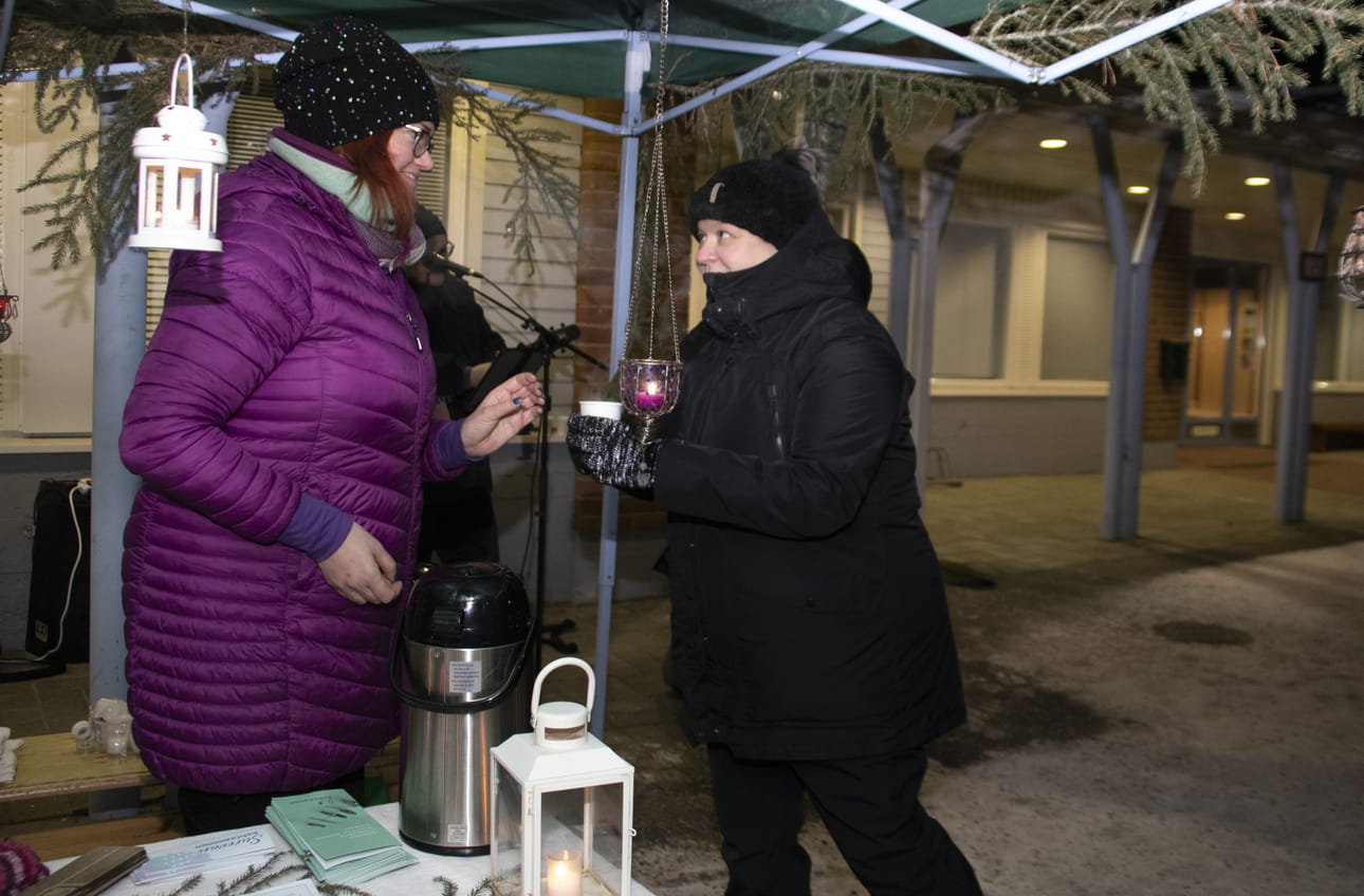 Annamari Selkäinaho tarjoili kynttilätapahtumassa lämmintä mehua. Itsemurhan tehneiden muistoa tapahtumaan osallistuen kunnioitti muun muassa Elina Niskala.