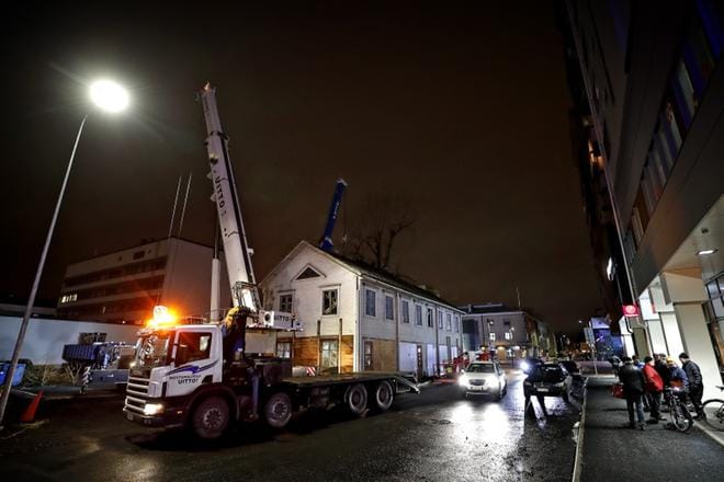 Toinenkin iso nosturi tuli paikalle maanantaina illalla. KUVA: TOMI KOSONEN