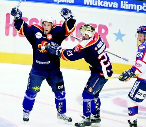 Jokereiden Valtteri Filppula tuulettaa osumaansa. Petri Varis menossa mukana.