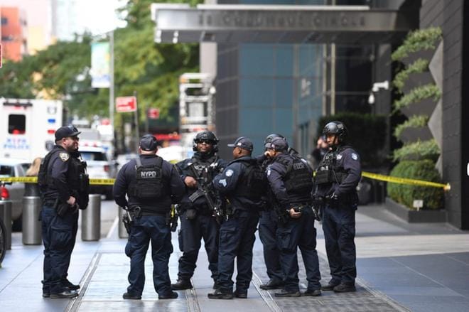 Poliisi sulki pääsyn Time Warner Center -rakennukseen pommiepäilyn vuoksi New Yorkissa. KUVA: TIMOTHY A. CLARY / AFP/ LEHTIKUVA