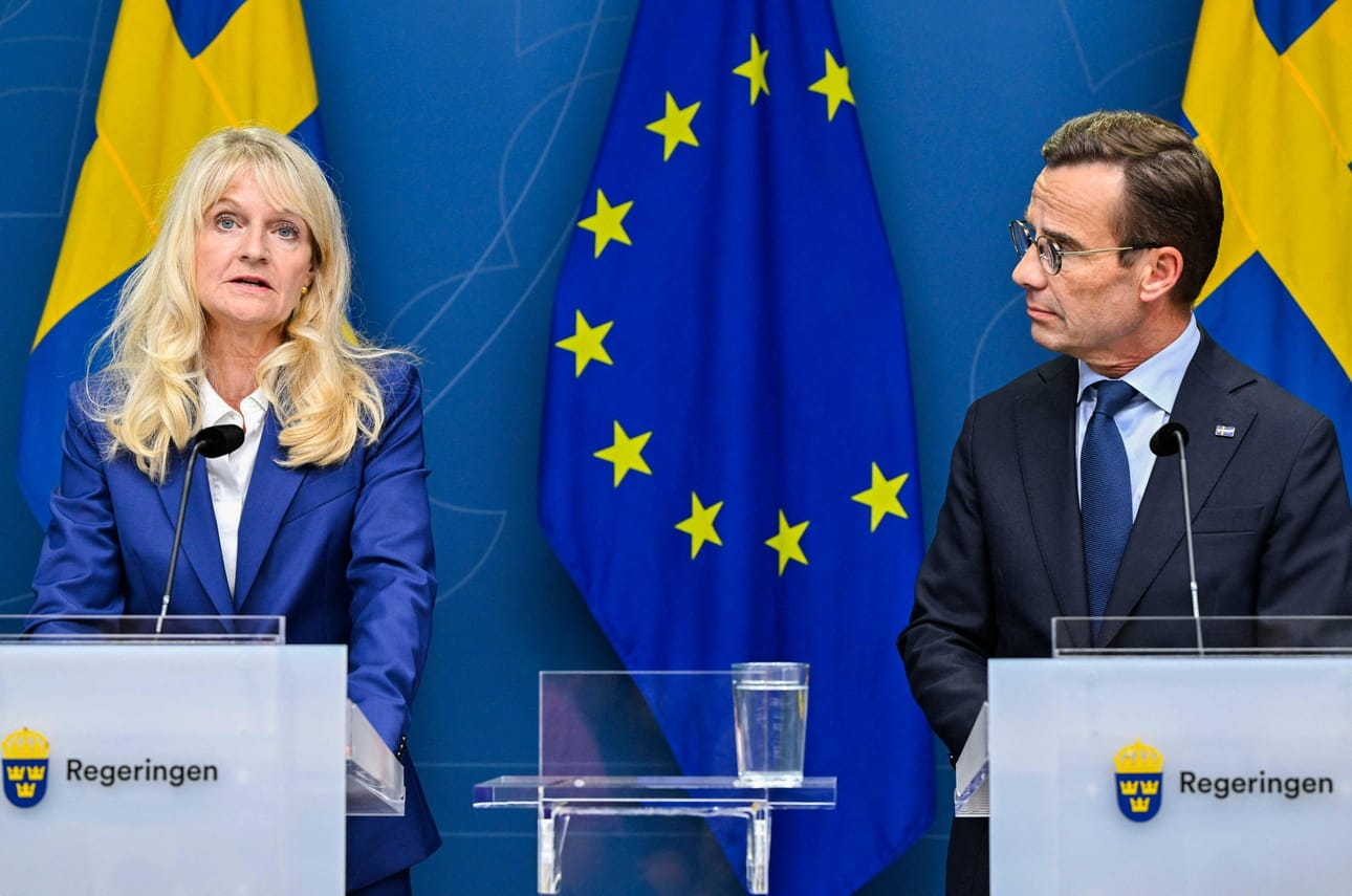 Ruotsin turvallisuuspoliisin Säpon johtaja Charlotte von Essen ja pääministeri Ulf Kristersson lehdistötilaisuudessa torstaina. LEHTIKUVA/AFP