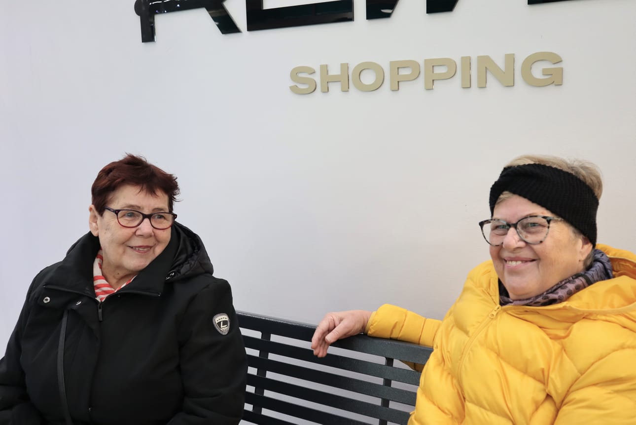 Sinikka Fred ja Ulla Hammarström aikovat tutustua perjantaina ostostapahtuman tarjontaan.