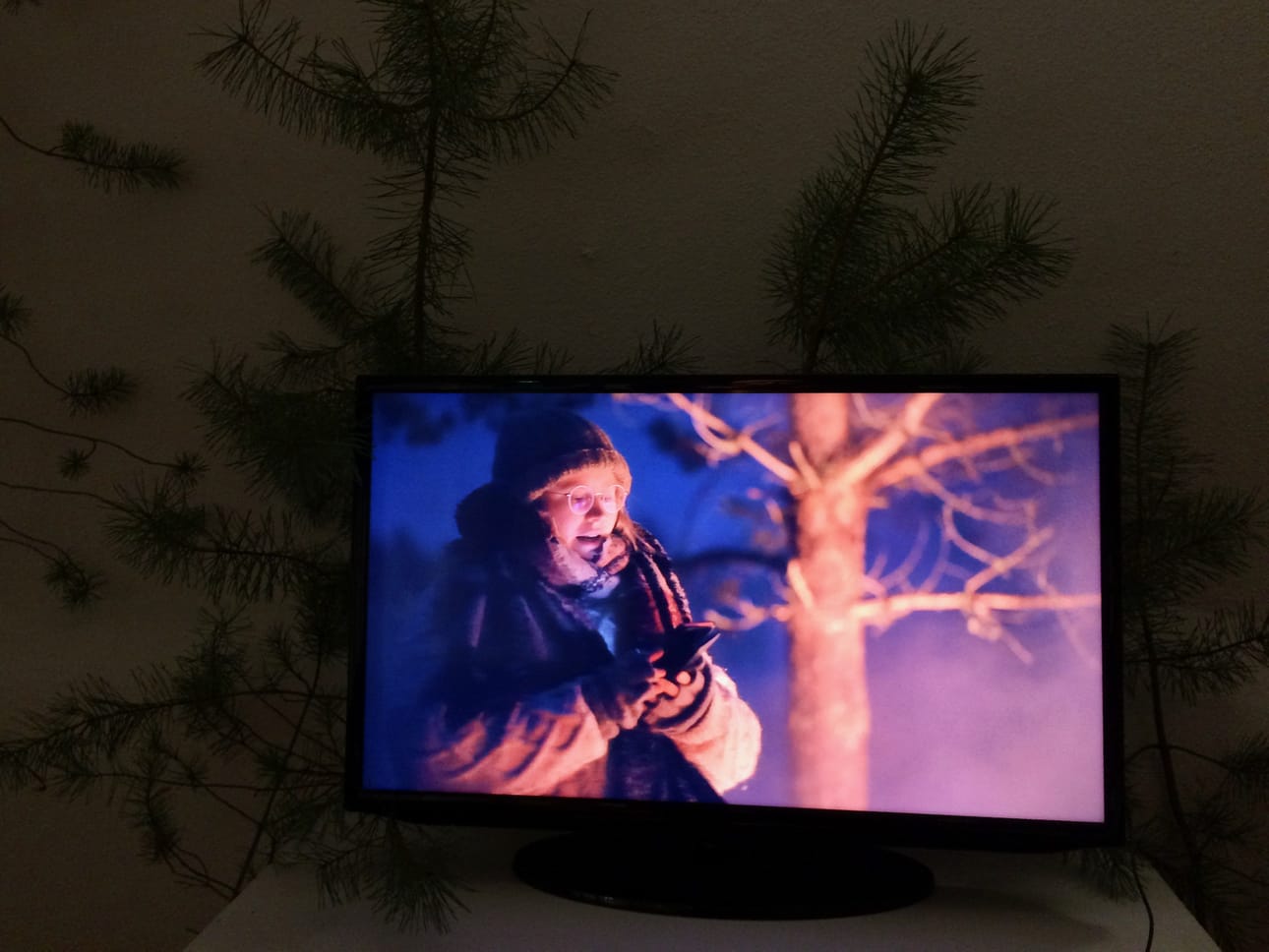 Mari Kämäräisen performanssi ”Tarinoita suolta” on näyttelyssä esillä videon muodossa ja männynoksien ympäröimänä