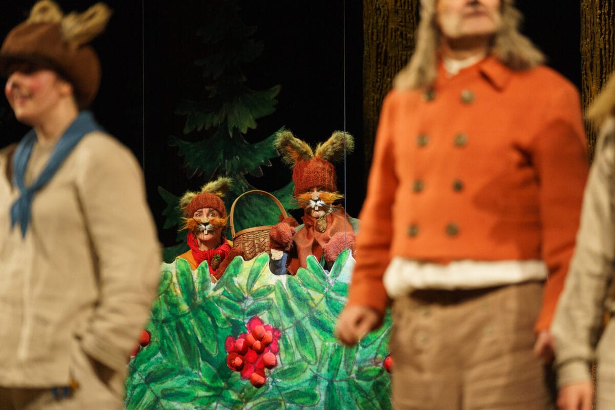 Kristiina Karhu, Mari Pöytälaakso, Aleksi Holkko ja Jukka Puronlahti esityksessä Seitsemän koiraveljestä.