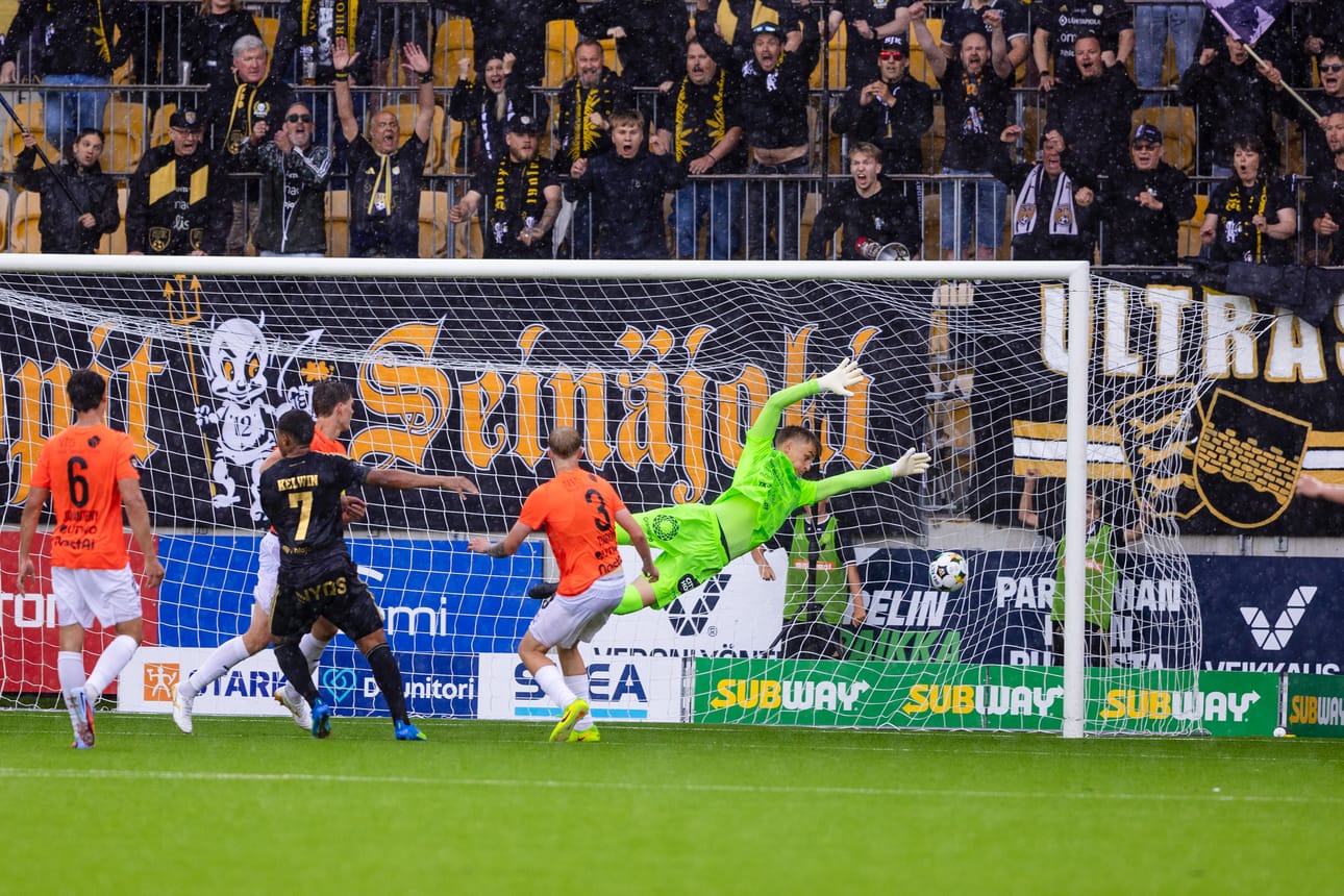 SJK laittoi pallon kolme kertaa TPS:n verkkoon.