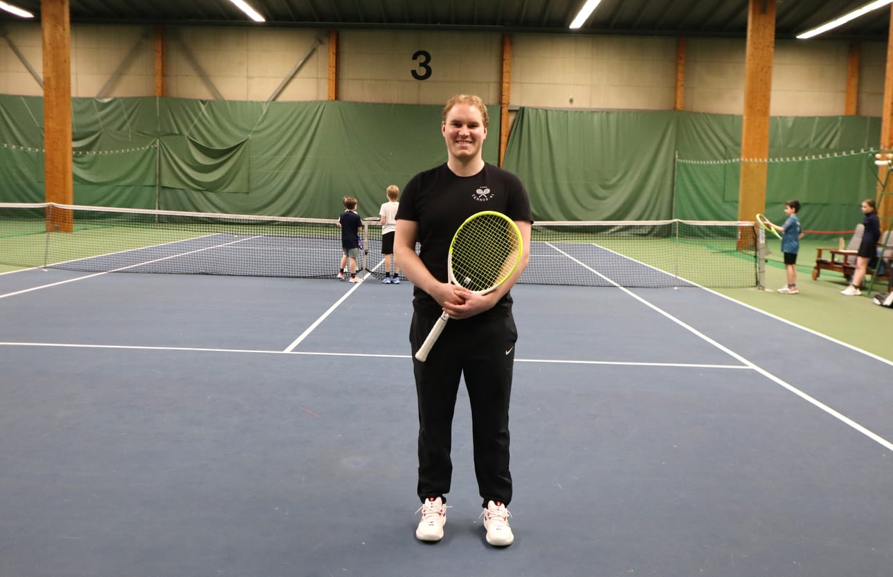 Tennis-61 -seuran päävalmentaja Anton Orpana kehittää seuran ja samalla Vaasan Tennis Centerin toimintaa.