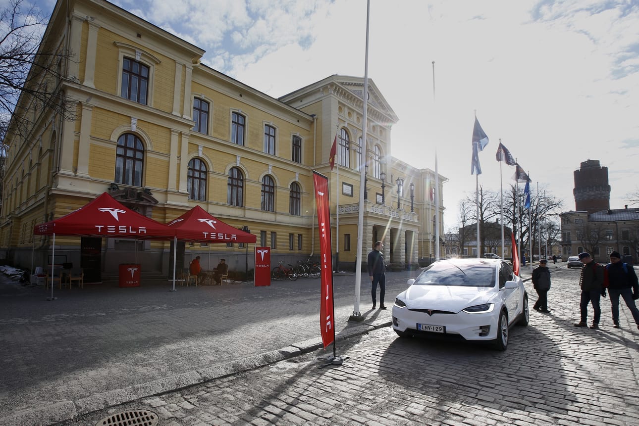 Sähköautoja näkyi Vaasan katukuvassa EnergyWeekillä myös vuonna 2019. Arkistokuva.