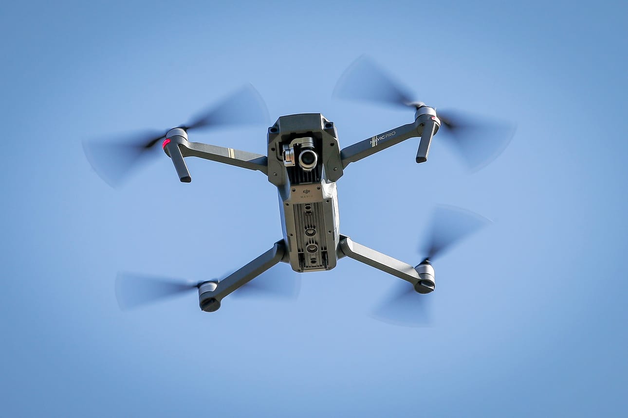 Traficom rajoittaa lentoliikennettä Muhoksella Suviseurojen ajan. Kielto koskee esimerkiksi drone-liikennettä.