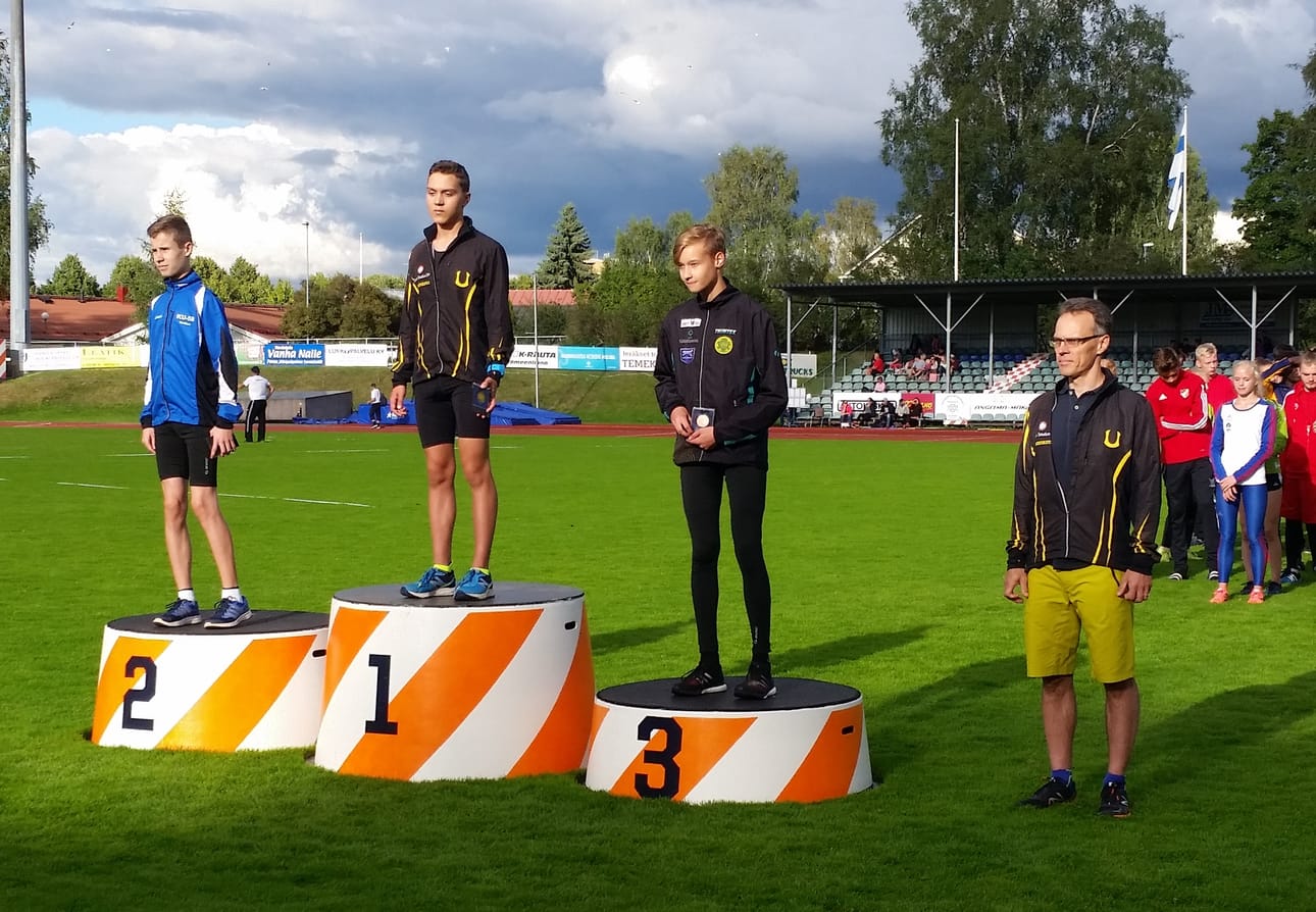 Johannes Helander pinnisteli pojat 14-sarjan 800 metrillä komeasti pronssille armottoman loppukirikamppailun jälkeen.