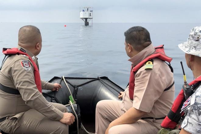 Thaimaan merivoimat väittää, että pieni koppi sijaitsee maan merialueella. Sen entisen asukkaiden mukaan rakennelma on juuri ja juuri kansainvälisellä merialueella. KUVA: ROYAL THAI NAVY HANDOUT / EPA