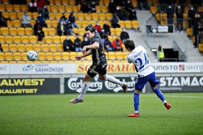 Kuva toukokuun SJK-HJK-ottelusta. Kuvassa SJK:n Nikko Boxall ja HJK:n David Browne. Arkistokuva: Tomi Kosonen