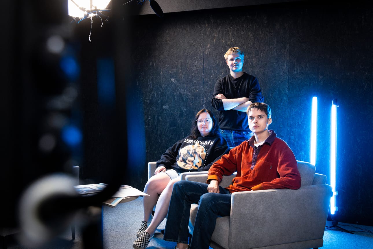 Studiossa aiheista keskustelevat toimittajat Elina Viitanen, Aapo Jääskeläinen ja Kosti Kaerala.