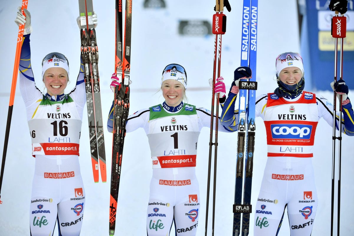 Naisten sprinttifinaalissa Ruotsin Jonna Sundling (keskellä) oli omaa luokkaansa. Kuvassa vasemmalla Emma Ribom ja oikealla Maja Dahlqvist. LEHTIKUVA / Antti Yrjönen