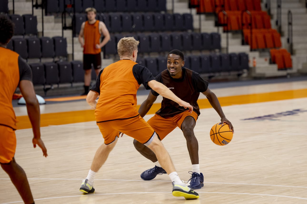 Yhdysvaltalainen Tehree Horn (kuvassa kasvot kameraan päin) tuli Karhu Basketiin Saksan toiseksi korkeimmalta sarjatasolta. Arkistokuva.