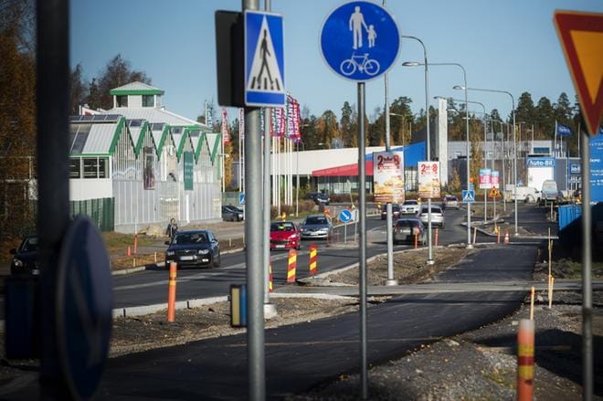 Kivihaka on saanut uuden kevyen liikenteen väylän Starkin ja autoliikkeen viereen. KUVA: JARNO PELLINEN