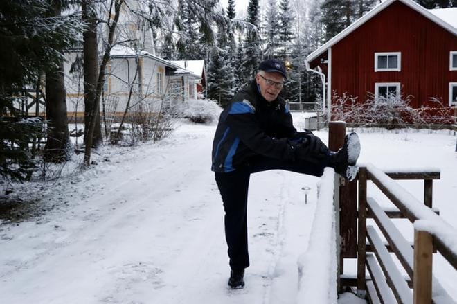 Jalka nousee yhä kevyesti, näyttää kotipihansa kulmalla venyttelevä 82-vuotias Asiala. KUVA: JARMO PANULA
