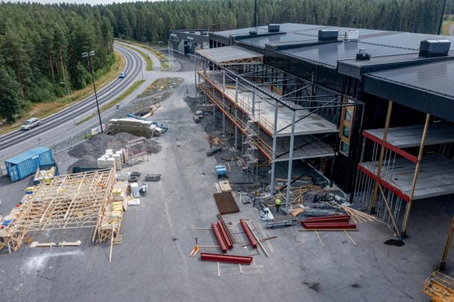 Seinäjoen jalkapallostadion laajenee tapahtuma-areenaksi, joka tuo 7000 lisäpaikkaa tapahtumille. Kuvan vasempaan reunaan tehdään kiinteä ulkolava, jonka esiintyjiä voi seurata joko tapahtumapihalta tai toisen ja kolmannen kerroksen laajennusten takaa. KUVAT: ELENA MIKKILÄ