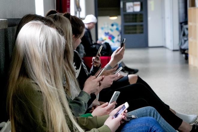 Snapchatissa viestit katoavat vuorokauden sisällä, mutta ne voidaan nuorten mukaan kopioida puhelimeen näyttökuvana tai ottaa kuvasta toisen puhelimella kuva. Sitten niitä voidaan levittää. Joissakin puhelimissa on heidän mukaansa mahdollisuus myös levittää kuvia ja videoita niin, ettei lähettäjän tietoja näy. KUVA: JAAKKO ELENIUS