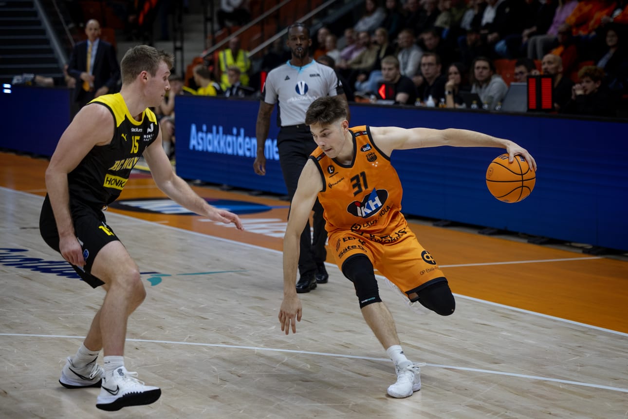Topias Palmi (oik.) oli keskiviikkona Karhu Basketin paras pistemies. Arkistokuva.
