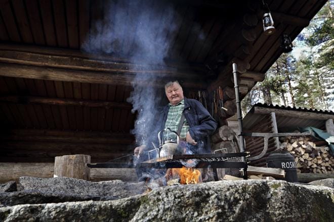 Ilmajokelainen Heikki Kalajainen keittää nuotiotulessa nokipannukahvit. KUVAT: JARI KARJANMAA