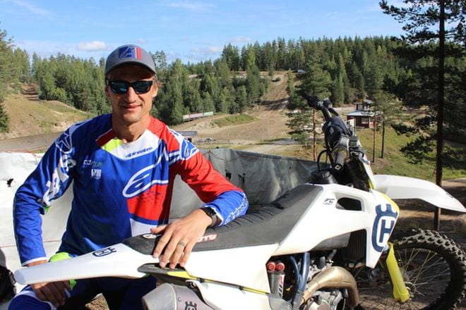 Jalkapallolegenda Sami Hyypiä kilpailee tulevana lauantaina Alavudella, mutta lajina on motocross. KUVA: REIJO HEIKKILÄ