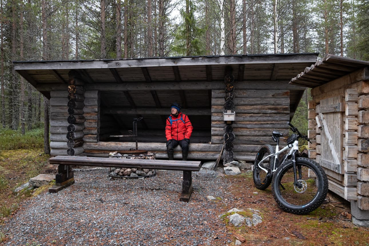 Tämä laavu on puolimatkassa Pentikmäeltä Kirintövaaraan johtavan reitin varrella. Tällä sekä Kirintöjärven rannalla olevalla laavulla oli puuhuolto kunnossa ja muutenkin siistiä.