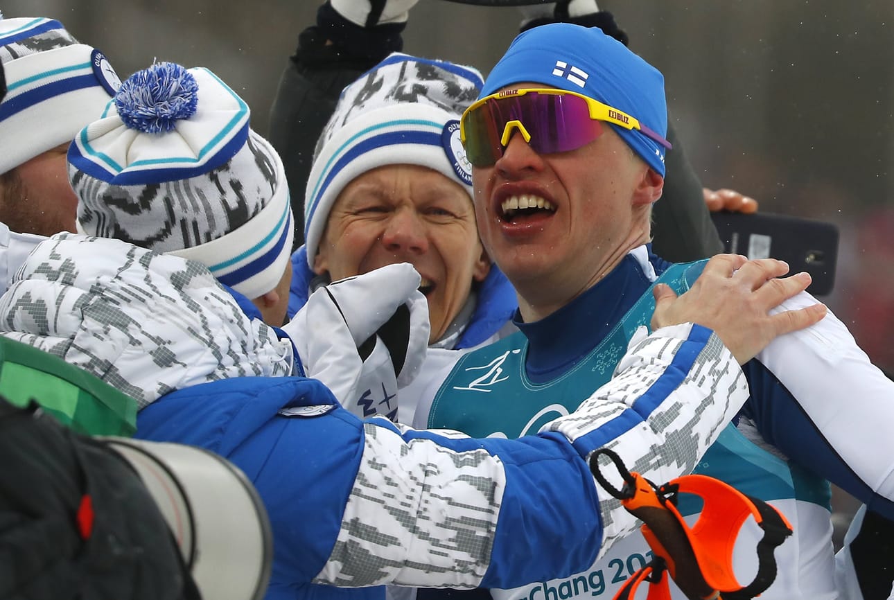 Suomen huoltojoukot ja valmentajat onnittelivat Iivo Niskasta kultahiihdon jälkeen.