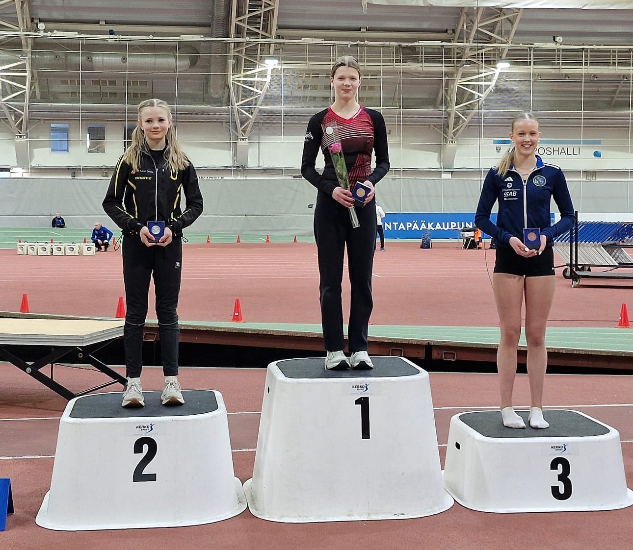 Raahen Vesa Netta Kananen saavutti pronssia N14-sarjan kolmiloikassa. Keskimmäisellä korokkeella Kaisla Tuomas ja vasemmalla Emmi Ahonen.
