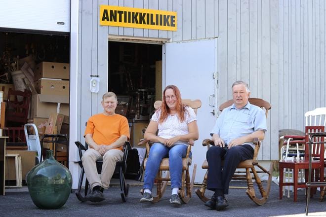 Alajärven antiikkiliike on alajärveläis-kuortanelainen. Timo Vuorisalo on alajärveläinen, Anni Möykkymäki Alajärvellä syntynyt, mutta nykyään kuortanelainen ja Keijo Märijärvi on kuortanelainen. Jokaisella on liikkeessä myynnissä omat tuotteet. KUVAT: JOHANNA KATAJA