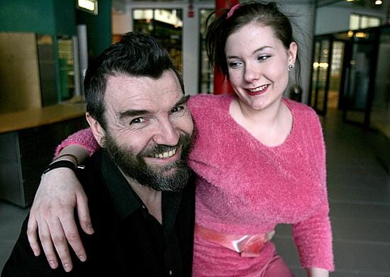 "Hyppäähän syliin!" kehotti Kauko Röyhkä Sonja Keskisimosta, joka esittää Gunnelia. Ideana oli ottaa ikimuistoinen kuva Röyhkästä ja Sonjasta viimeksi mainitulle valokuva-albumiin.