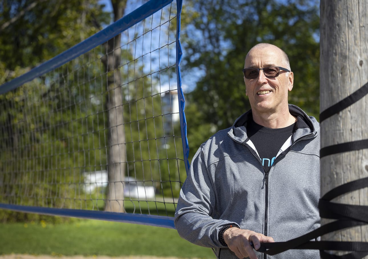 Välivainiolla asuvalla Jarmo Tanskalalla on lyhyt pyöräilymatka työpaikalle Tuiraan. Uimarannan beach volley -kentät muistuttavat häntä menneestä urheilu-urasta.
