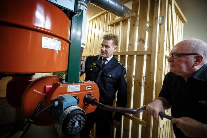 Väestönsuoja suojaa asevaikutuksilta, sortumilta, säteilyltä ja myrkyllisiltä aineilta. Seinäjoki Areenan kellarikerroksessa on kaksi väestönsuojaa. Suojien hoitaja, huoltopäällikkö Kari Tenkanen (oikealla) näyttää pelastusjohtaja Harri Setälälle, miten tila ylipaineistetaan ilmanpainelaitteella. Sillä estetään myrkyllisen ilman pääsy ulkoa sisälle. kUVA: MAIJA SAANIO