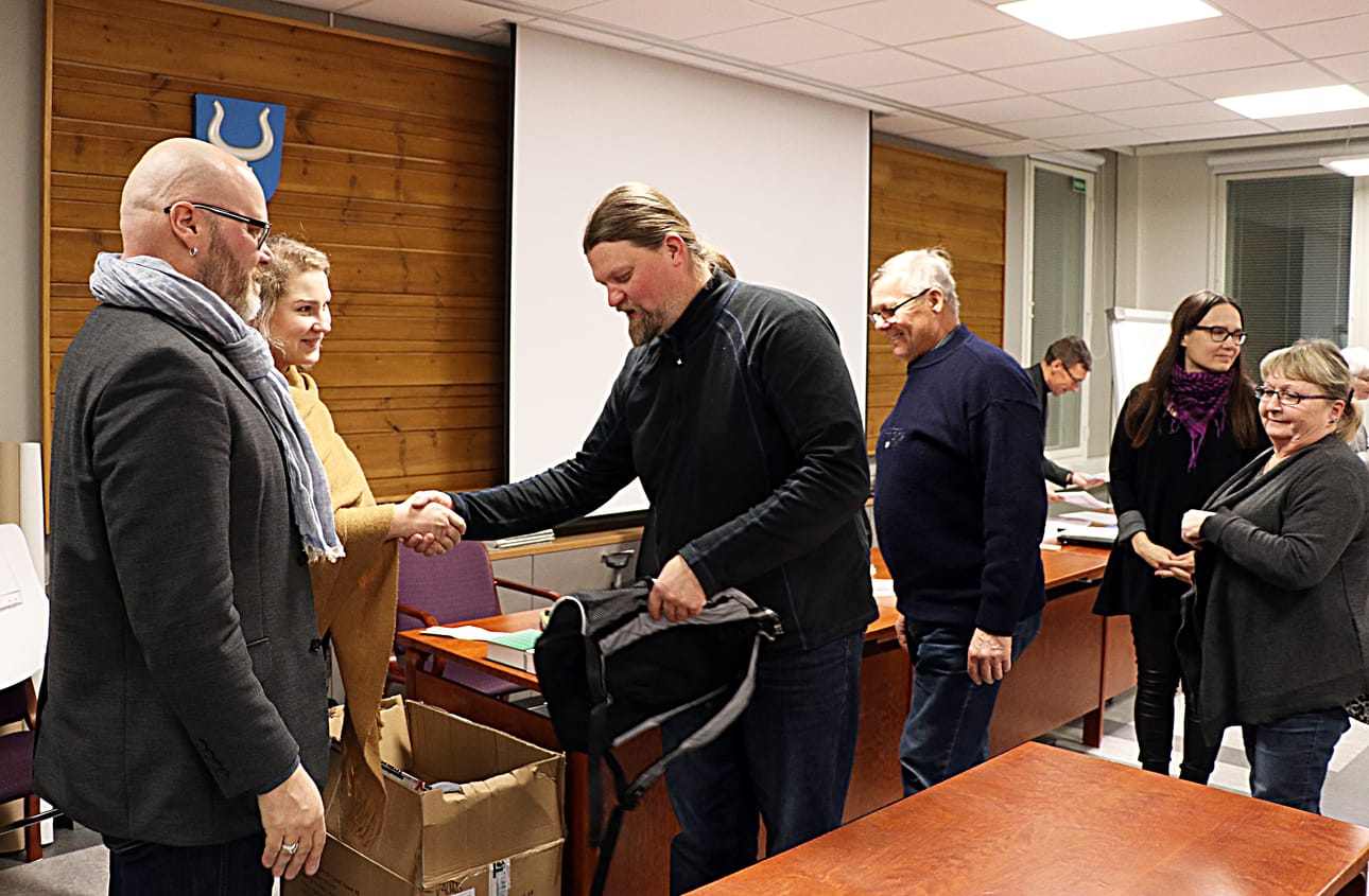 Kunnanjohtaja Aki Heiskanen ja valtuuston puheenjohtaja Iiris Poukkanen jakoivat valtuutetuille joulumuistamisina Hailuoto-reput.
