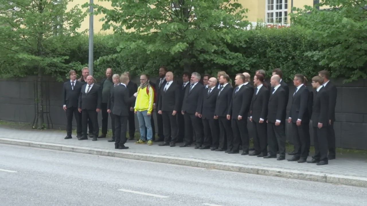 Mieskuoro Huutajat tempaisi Oulun tuomiokirkon kupeessa