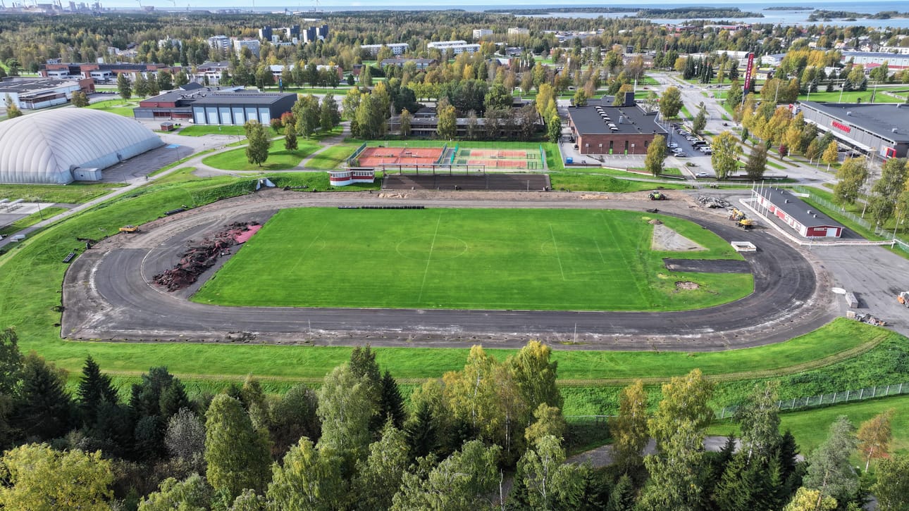 Tältä Koivuluodon kentällä näyttää nyt, kun pinnoitteet on revitty.