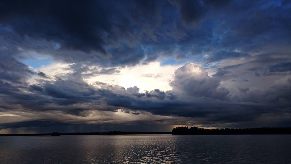 Kesäli sateinen, mutta ukkosilmoja ei juurikaan ollut uhkaavista tummista pilvistä huolimatta. Lea Mikkonen kuvasi sadepilvet Jokijärvellä.