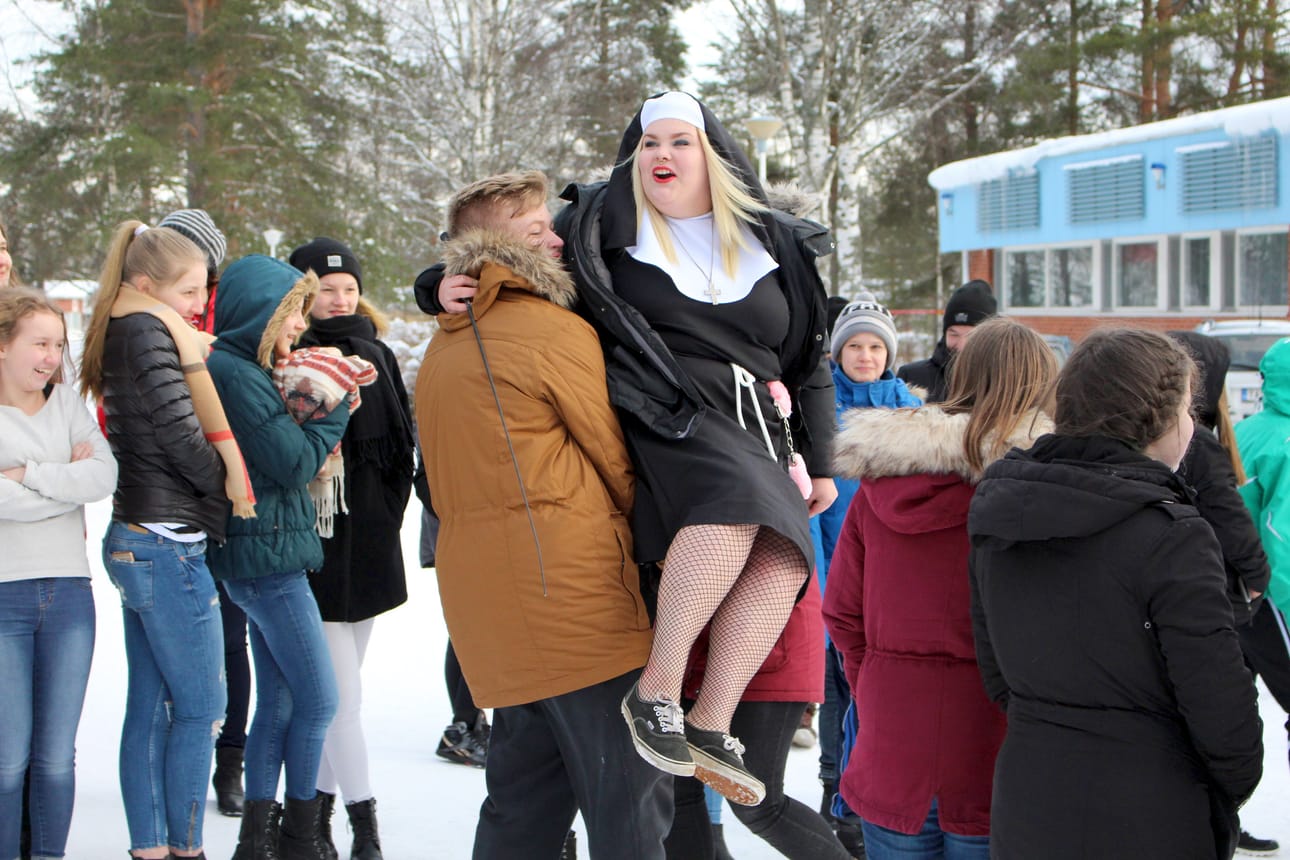 Abit kannettiin virastotalon portailta kuorma-auton lavalle, jonka kyyditsemänä juhlaseurue kiersi ympäri Ruukkia. Tässä vuorossa nunnaksi pukeutunut Enni Rantanen.
