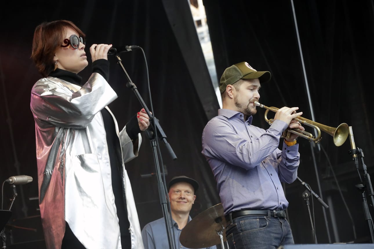 Emma Salokoski & Ilmiliekki Quartet toivat vokaalijazzillaan vaihtelua Rauhalan lavalla vietetyn Elojazzin perjantai-iltaan.