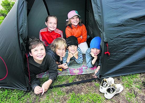 Eetu Dahl, (vas.) Aleksi Pietilä, Heidi Soudunsaari, Eerikki Kauppinen, Katariina Lohiniva ja Ville Soudunsaari vannovat telttailun nimeen.
