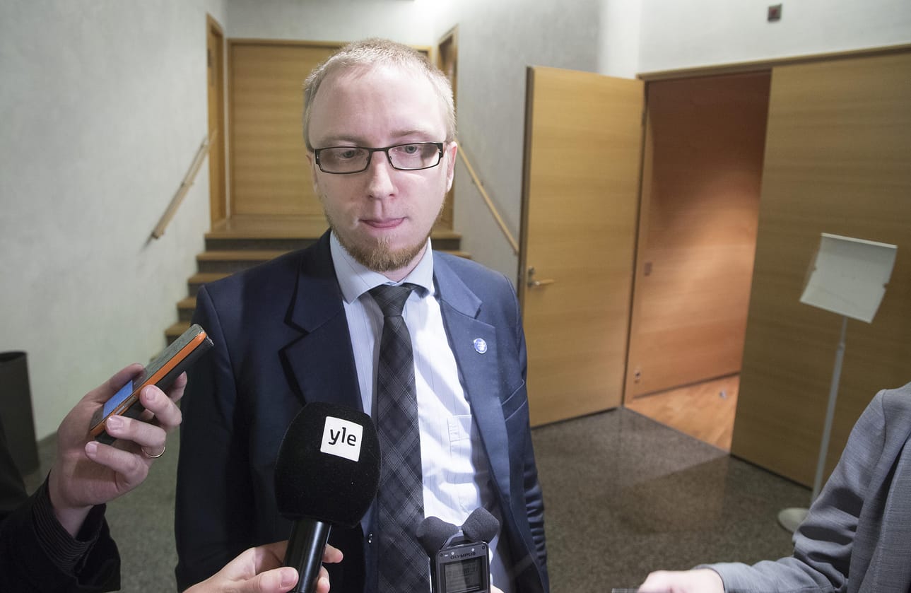Uuden ryhmän puheenjohtaja Simon Elo vahvistaa, että edustajat ovat saaneet ohjeistuksen, miten toimia uhkaavissa tilanteissa.