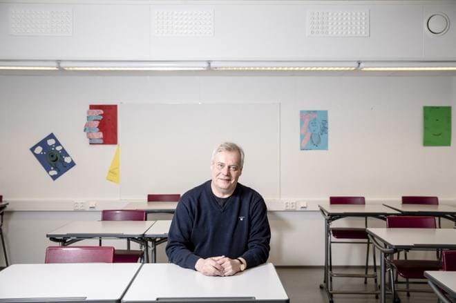 Sosialidemokraatit vaativat kuntia korjaamaan koulujen sisäilmaongelmat viivyttelemättä. Antti Rinne kertoo, että Mäntsälässä koulua käydään parakissa, kunnes uudet tilat valmistuvat. Kuva: Joel Maisalmi