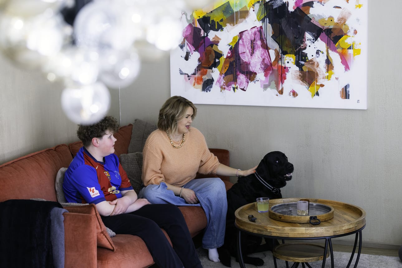 Uno Enbuske, Hannah Norrena ja Sisu-koira tykkäävät viettää aikaa olohuoneessa, jutella ja katsella televisiota.