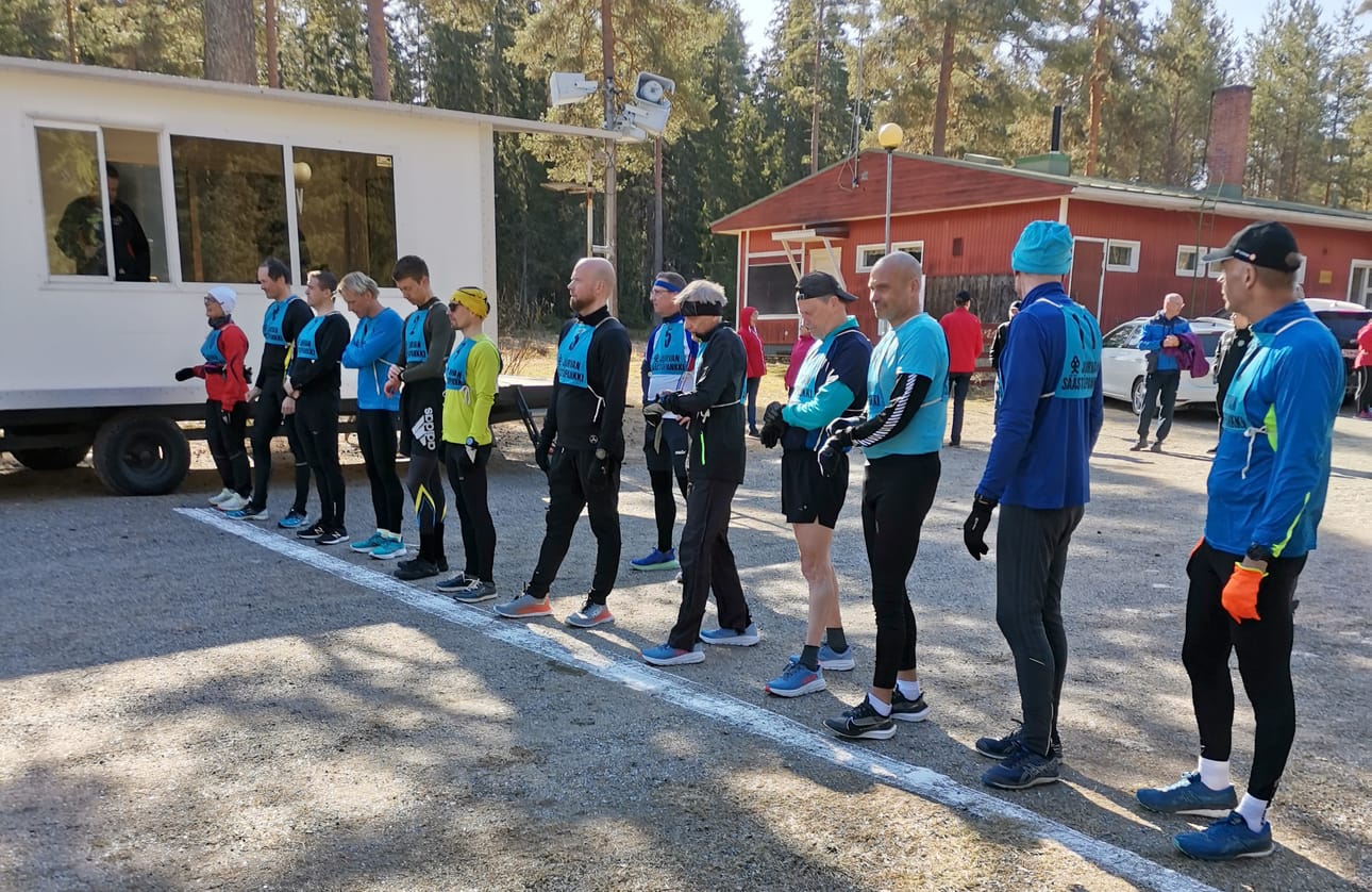 Miehet valmistautumassa lähtöön.